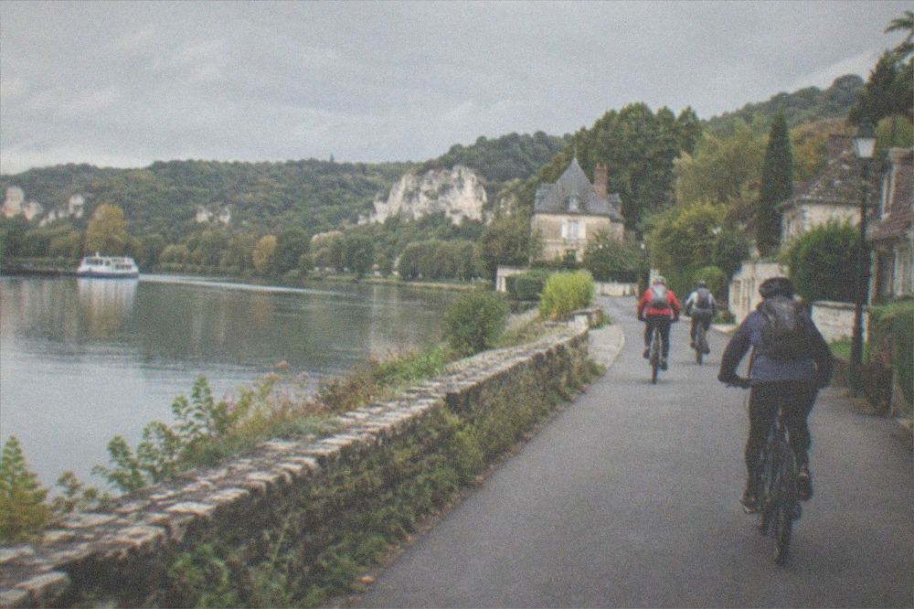 Cyclists on the riverside road between Vernon and Giverny with the Seine on one side