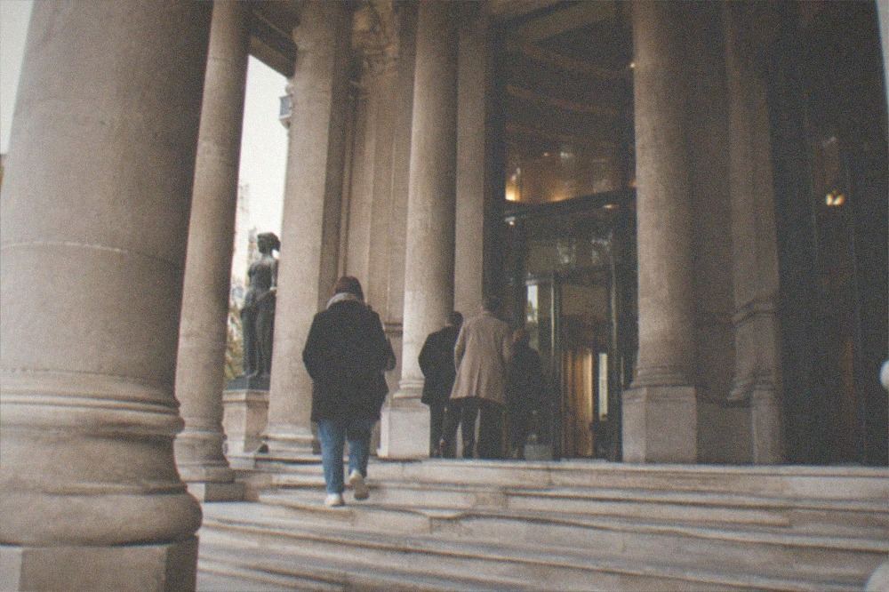 Visitors' entrance steps of the Musée Guimet under a columned portico.