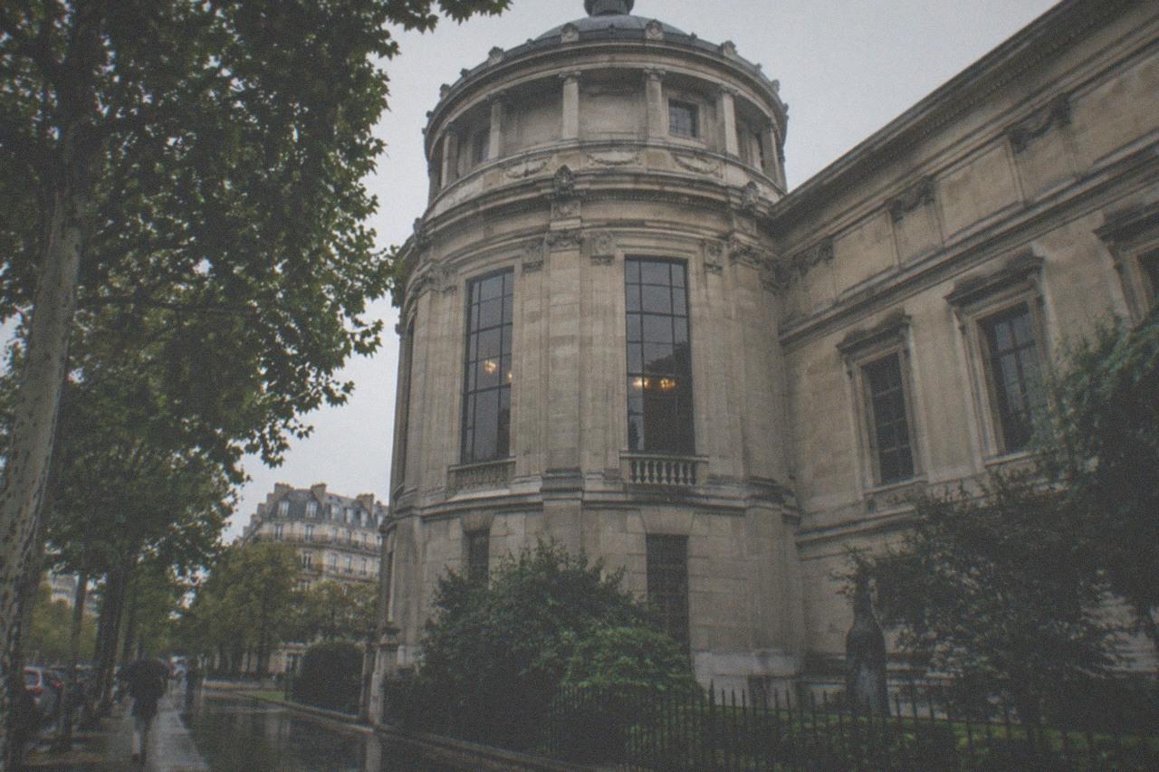 The stone facade of the Musée Guimet on place d'Iéna in Paris.