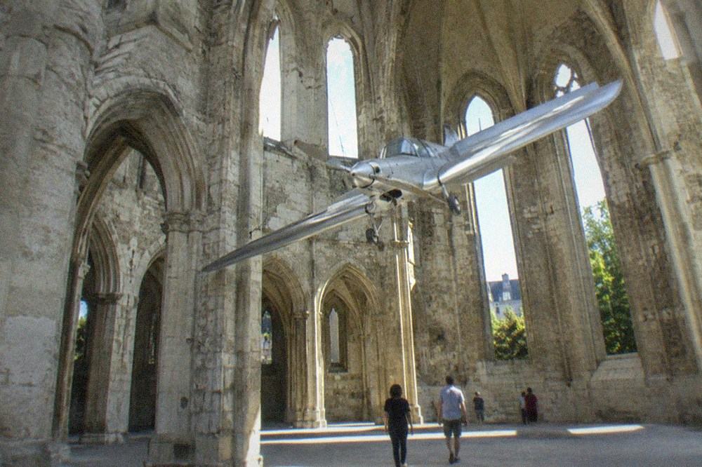 Aircraft suspended from the stone vault of a former abbey chapel