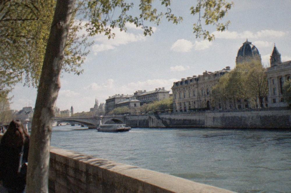 A stone quay along the Seine with museum buildings on the far bank